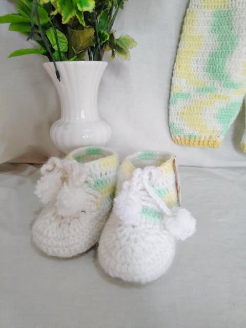 Handmade Crochet Baby Outfit with Matching Shoes – 1 Year Old ( Random color) )